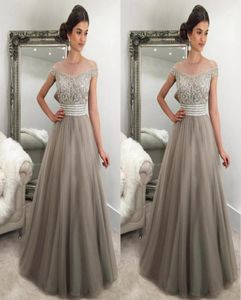 2017 Elegant Silver Grey Robes de soirée des manches de capuchon d'épaule Crystal en tulle Puffy Saudi Arabe Robes de soirée formelles Pro3328390