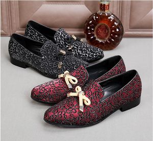 Mode luxe casual formele schoenen voor mannen zwart / rood lederen kwast mannen trouwschoenen goud metalen heren bezaaid loafers AXX286
