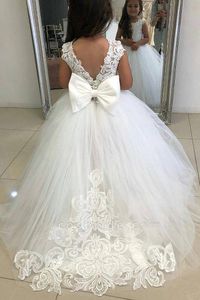 2022 Lindo encaje blanco Niños pequeños Vestidos de niña de flores Princesa Joya Cuello Arco Apliques de tul Tren de barrido Puffy Floral Ropa formal Fiesta Comunión Vestidos de desfile