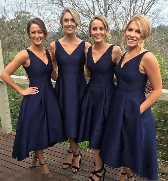 2017 Jardin Court Haut Bas Robes De Demoiselle D'honneur Avec Poches Bleu Marine Pas Cher Col En V Plis Demoiselle D'honneur Robes Formelles Junior Demoiselles D'honneur Robe