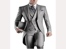 2017 Groom Slim Fit Men Suit Tailcoats Gris clair Gris Prom personnalisé Groomsmen Mens Costumes de mariage Tuxedo JacketPantsVesttiehanky2465565