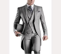 2017 Groom Slim Fit Men Suit Tailcoats Gris clair Gray Prom personnalisé Groomsmen hommes costumes de mariage Tuxedo JacketPantsVesttiehanky1165483