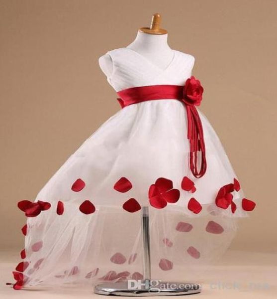 2017 Los últimos patrones de vestidos de niña de flores de estilo Desinger en Vneck Sin mangas Alto Bajo Rose Sash Vestido de niña de flores blanco con rojo P1822072