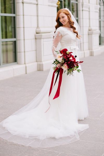 Robes de mariée A-ligne modestes à manches longues avec manches longues Appliques en dentelle Jupe en tulle Country Western Robes de mariée informelles