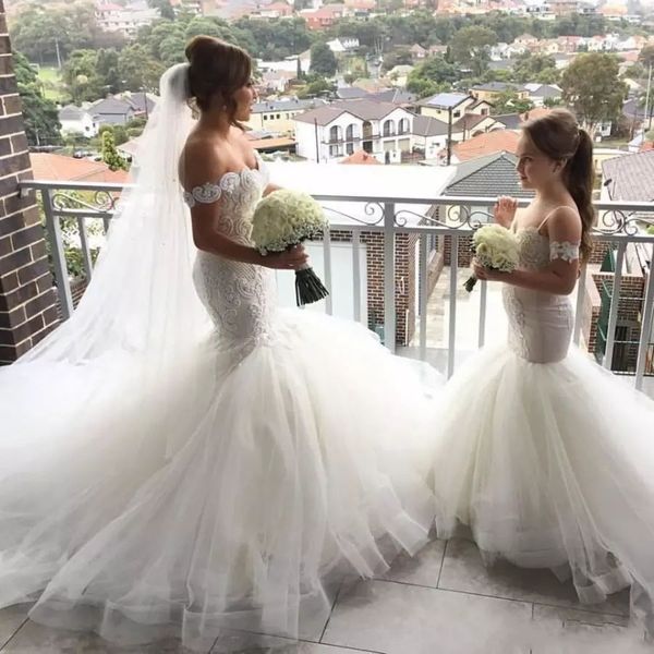 2022 Lovely Mermaid Tulle Vestidos de niña de las flores Correas de espagueti Botón de encaje Volver Niños Vestidos de desfile para bodas