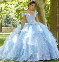 2022 Vestido de fiesta con cuentas azul cielo claro Vestidos de quinceañera Encaje con lentejuelas fuera del hombro Vestidos de fiesta Tren de barrido con gradas Tul Dulce 15 Vestido de mascarada C0609G11