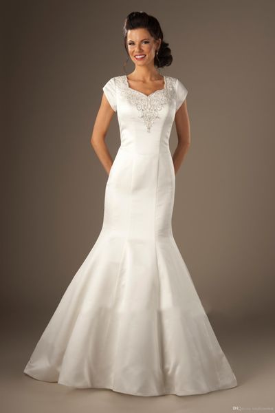 Robes de mariée modestes sirène avec mancherons perlés col en coeur manches courtes boutons retour réception robes de mariée sur mesure