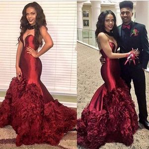 2021 Sexy Bourgondië Sweetheart Sleutelgat Sheer Neck Prom Dresses Mermaid Tiered Ruches Bloemen Court Train Plus Size Avond Partyjurken