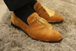 2017 nieuwe aankomst mode heren jurk schoenen bruin kleur fluwelen schoenen heren slip op kwastje loafers mannen trouwschoenen