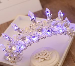 2017 Nieuwe barokke handgemaakte led tiara dames kristal bloemen hoofdtooi parels strass light crowns bruiloft haaraccessoires hg126 s9015646