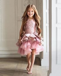 2017 nieuwe meisjes pageant jurken roze kant applicaties ruches tiered korte knielengte kinderen bloem meisjes jurk baljurk goedkope verjaardagstoga's