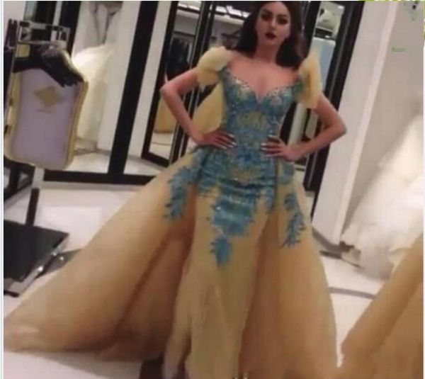 2023 Vestidos de noche dorados nuevos con sobrefalda y hombros descubiertos Julieta Mangas cortas Bordado azul Vestidos de celebridades de Dubai Couture 933