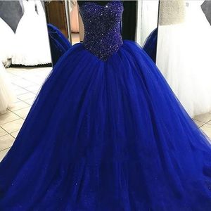 2017 Nuevo magnífico vestido de pelota de quinceanera Sweetheart Crystal Beading Royal Blue Sweet 16 Sweet Train Fiesta de fiesta de tamaño