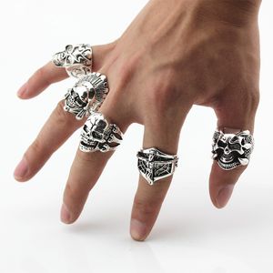 2017 Nouveau Crâne Gothique Sculpté Biker Anneaux Hommes Anti-Argent Rétro Punk Anneaux Pour Hommes Bijoux De Mode Styles Mixtes lots en vrac Pas Cher en gros