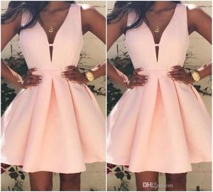 2017 Roze korte cocktailjurken v Neck Backless vlek Mini vlek Ruches Prom Party Jurk op maat gemaakte speciale gelegenheid G1831045