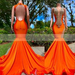 2023 Arabe Robes De Bal Perles Cristaux Strass Orange Profonde V Cou Robe De Soirée Sirène Formelle Robes De Soirée Dos Ouvert Sans Manches