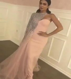 2017 PROM -jurken Matte roze schede Split avondjurken met blingbling zilver lovertjes kralen asymmetrische een schouderkape en 9040745