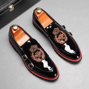 Mode ademende feest trouwschoenen promotie lente mannen loafers Europa Style geborduurde zwarte slippers rijden mocassins voor heren 38-46