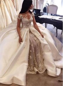 2017 Saoedi-Arabië Luxe Trouwjurken Kant Cap Mouw Applique Satijn Overskirt Bruidsjurken Custom Made Dubai Trouwjurken