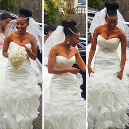 2021 Sexy ruches Mermaid Trouwjurken Sweetheart Ruched Beaded Taille White Organza Long Train Tiered Rokken Formele Bruidsjurken