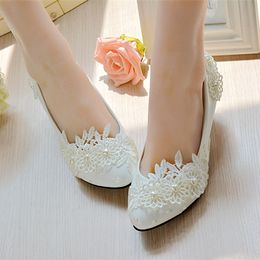 Goedkope stijlvolle parels platte trouwschoenen voor bruid 3D bloemen geappliceerd prom hoge hakken plus size puntige neus kant bruids schoenen