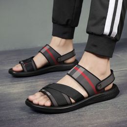 Sandales masculines Personnalité de mode d'été Jeunesse extérieur confortable Soume douce Massage Foot Massage Beach Slippers Size 39-46