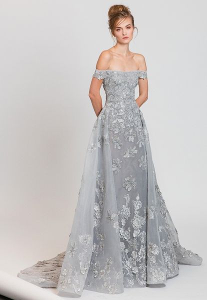 2023 Robes de soirée en argent à l'épaule avec Overskirt Organza avec appliques florales 3D