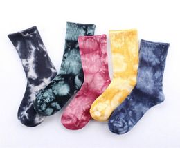 2017 Unisexe entièrement nouvelle mode High Performance Cotton Chaussettes de style Harajuku Street Style Colorful Tiedye Socks Midcuff8949782