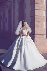 2018 Arabische luxe trouwjurken off shoulder cap sleeves kristal kralen satijnen boog baljurk lange kapel trein plus size bruidsjurken