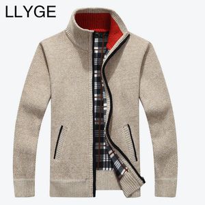 2018 Otoño Invierno Hombres Cálido Cardigan Sweatercoat Casual Suelto Soporte Cuello Suéteres de lana Abrigo Hombre Cremallera Gruesa Knittwear Plus Tamaño S917