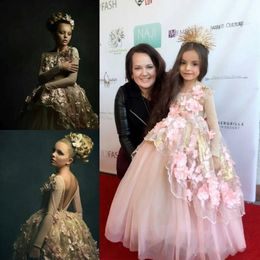 2020 Baby Roze Meisjes Pageant Jurken 3D Bloemen Kant Applicaties Beaded Lange Mouwen Vloerlengte Tiered Open Back Kids Party Verjaardagstoga's