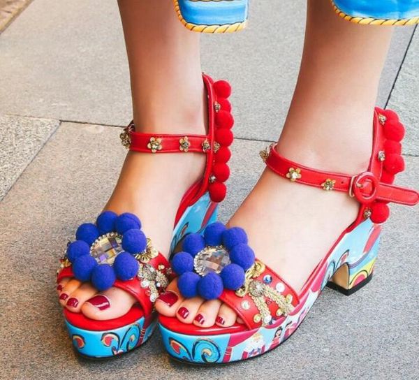 2018 Sandalias de mujer de estilo bohemio, zapatos de boda, sandalias con tachuelas de diamantes de imitación, sandalias con punta abierta, tacones altos de terciopelo con pompón rojo, color mezclado