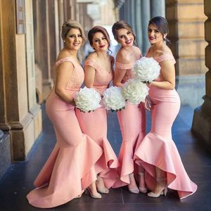 2018 goedkope Arabische lieverd van schouders roze bruidsmeisje jurken backless kant hoge lage zeemeermin ruche rok meid van de eer jurken