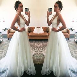 2018 robes de mariée de plage pas cher sexy col en v profond sans manches a-ligne robes de mariée blanches sur mesure balayage train
