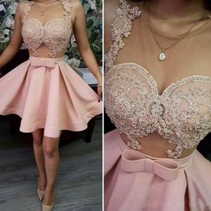 2018 Vestidos de cóctel baratos Blush Pink Sheer Neck Ver aunque Apliques Graduación de cristal Mini Homecoming Girls Prom 297L