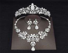 2018 goedkope drop -rhinestone bruiloft sieraden set ketting kroon tiaras kroon oorbellen hoofddeksel kralen driedelig feestje bridal acce5256146