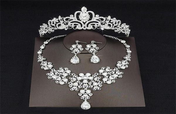 2018 Pas Cher Goutte Strass Ensemble De Bijoux De Mariage Collier Couronne Diadèmes Couronne Boucles D'oreilles Chapeaux Perles Trois Pièces Partie De Mariée Acce1664022