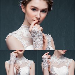 Lace Rhinestone Bridal Gloves korte polslengte pailletten vingerloze bruiloft accessoires met gratis verzending