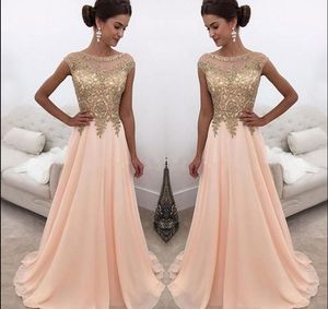 2018 Chiffon Sheer Jood Neck Gold Lace Appliqued Long A Line Prom -jurken Cap Mouwen Formele feestkleding Formele avondjurken Custom Made Made Made