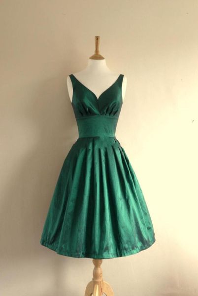 Vestidos de baile de tafeta verde esmeralda 2018 Longitud de rodilla Sexy Vneck Vneck Short Dridesmaid Vestido para Party Homecoming Gowns2216385