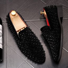 Nouveaux hommes rivet chaussures mode noire or décontracté appartements de créateurs de choos de créateur masculin paillettes paillettes plate-forme masculine chaussures de conduite