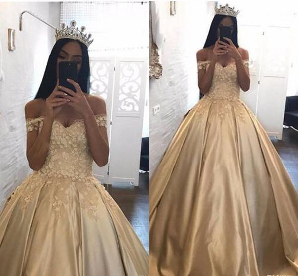 2018 Or Pas Cher Quinceanera Robes De Soirée Robes De Bal De L'épaule À Manches Courtes En Dentelle Applique Satin Fleurs Doux 16 Robe De Soirée De Bal