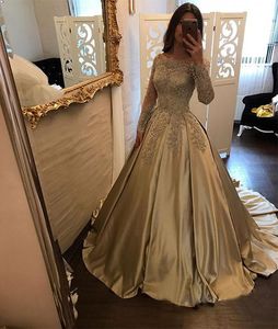 2018 robes de Quinceanera en or robe de bal Bateau à manches longues balayage train robes de bal avec dentelle appliques robes de soirée en satin