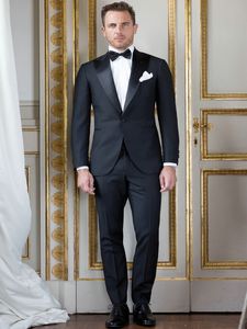 2018 Groom Tuxedos Black Peaked Lapel Hommes Costumes Un Bouton Noir Satin Revers Groomsmen Hommes Costumes De Noce Meilleur Homme (Veste + Pantalon + Arc)