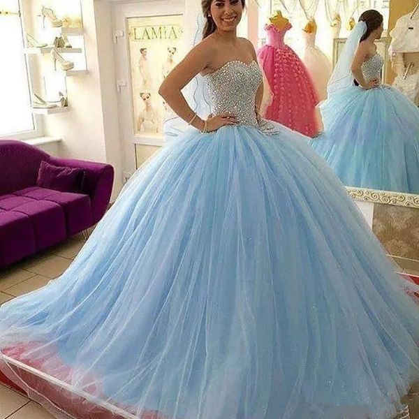 2018 robes de Quinceanera en cristal bleu ciel clair perlée chérie mascarade douce 16 robes de bal en Tulle robe de débutante Q27