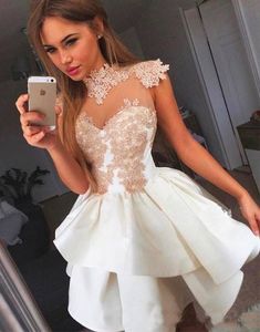 2018 Petites Robes De Soirée En Dentelle Col Haut Manches Courtes Col Transparent Robes De Cocktail Courtes Robes De Soirée