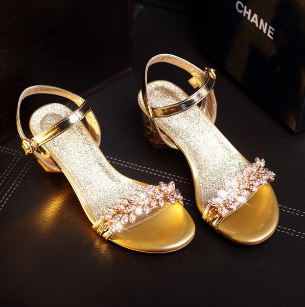 Sandalias de mujer doradas de moda de cristal de lujo Zapatos Chanclas de diseñador para mujer Zapatillas Zapatos de boda de playa de verano con diamantes de imitación para novia