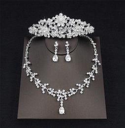 2018 Luxury Drop Rhinestone Wedding Jewelry Set Collier Crown Tiaras Crown Boucles d'oreilles Per perle de trois pièces Party Party ACC9813169