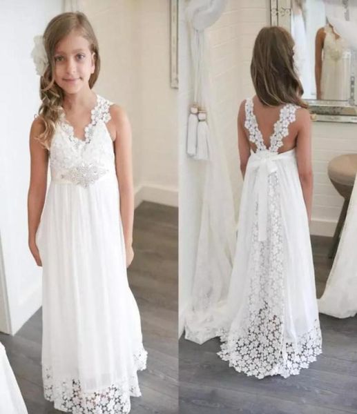 2018 Recién llegado Boho Vestidos de niña de flores para bodas Cuello en V barato Una línea Bonito encaje y gasa Niñas Vestidos de boda en la playa4438619