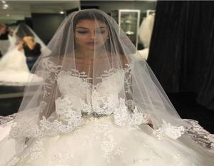 2018 Nouveau Pas Cher Luxe Voiles De Mariée Accessoires De Cheveux De Mariage Blanc Ivoire Long Cristal Perlé Bling Dentelle Tulle Cathédrale Longueur 3 M C2155247